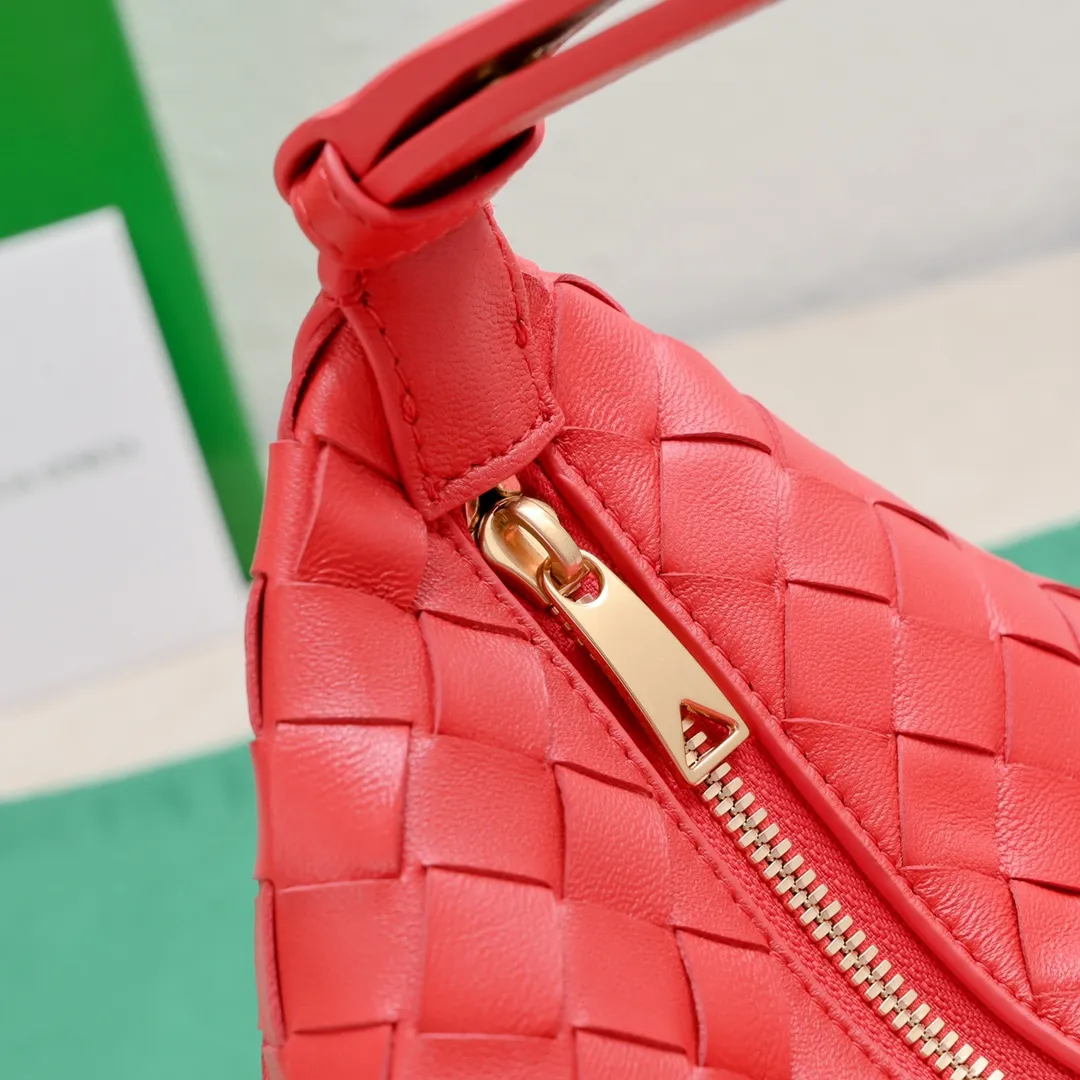 Batch 1360 #BvWallace Shoulder Lunch Bag 🔥 A lunch box bag that you can just grab and go. It is made of classic intrecciato weaving technology and reflects the craftsmanship of Bottega. The entire bag is made of top-grade happa lambskin. It is very soft and lightweight. The small bag shape is cute and exquisite. The interior capacity is also very large and can be carried under the arm. It is quite practical! The bottom of the bag is made of gold metal to prevent wear and tear. The details are really good! Choose this elegant commuting bag for Zaoba people~ Size: 22x13x9.5, model number; 7748#